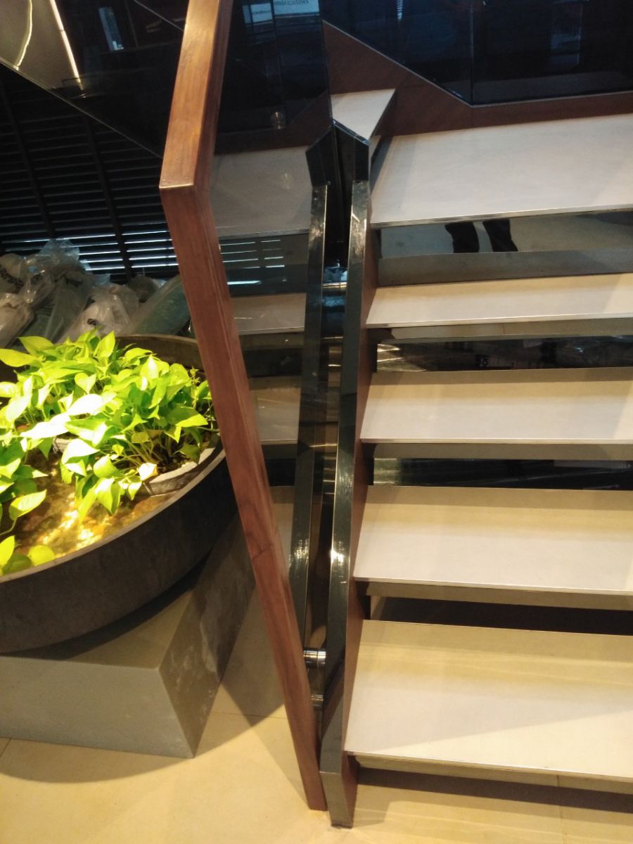 ốp inox trang trí nẹp inox cho cầu thang
